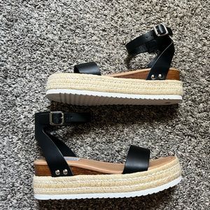 Steve Madden black platform sandals 🖤